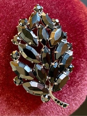 Vintage Smockey Black Crystal Leaf Brooch Pin Costume Jewelery